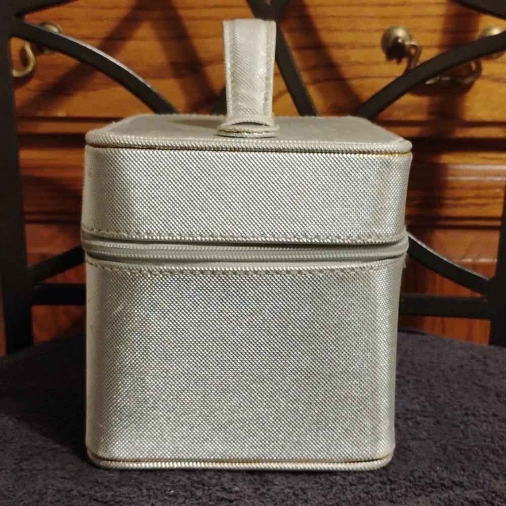 ✨ Silver Caboodles Cosmetic Box – EUC ✨
